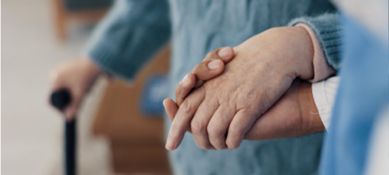 Imagen doctorado, paciente de la mano de profesional de la salud